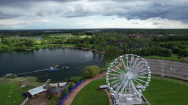 İngiltere, İngiltere - 11 Mayıs 2023: Willen Lake Park 'ın güzel manzarası 