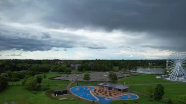 İngiltere, İngiltere - 11 Mayıs 2023: Willen Lake Park 'ın güzel manzarası 