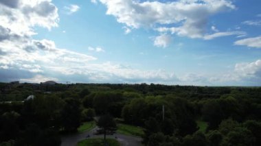 İngiltere, İngiltere - 11 Mayıs 2023: Willen Lake Park 'ın güzel manzarası 