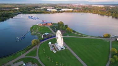 İngiltere, İngiltere - 11 Mayıs 2023: Willen Lake Park 'ın güzel manzarası 