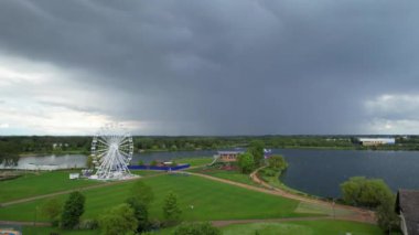 İngiltere, İngiltere - 11 Mayıs 2023: Willen Lake Park 'ın güzel manzarası 