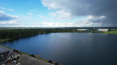 İngiltere, İngiltere - 11 Mayıs 2023: Willen Lake Park 'ın güzel manzarası 