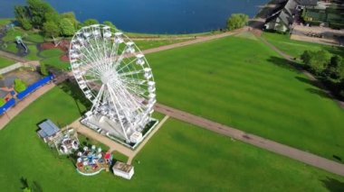 İngiltere, İngiltere - 11 Mayıs 2023: Willen Lake Park 'ın güzel manzarası 