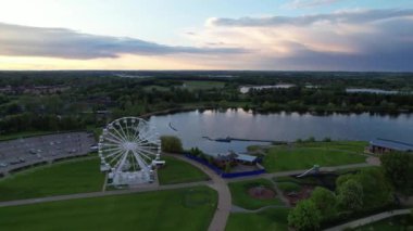 İngiltere, İngiltere - 11 Mayıs 2023: Willen Lake Park 'ın güzel manzarası 