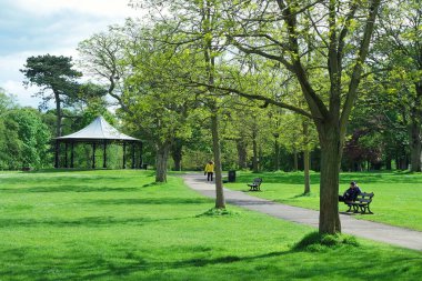 Luton, İngiltere, İngiltere - 10 Mayıs 2022: Wardown Park 'taki insanlar