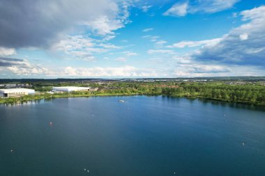 İngiltere, İngiltere - 11 Mayıs 2023: Willen Lake Park 'ın güzel manzarası