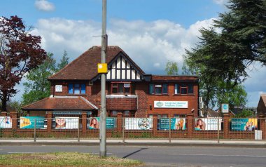 İngiltere, Birleşik Krallık - 15 Mayıs 2023: Trafikli İngiliz Şehir ve Yolu