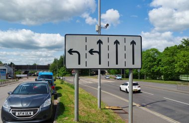 İngiltere, Birleşik Krallık - 15 Mayıs 2023: Trafikli İngiliz Şehir ve Yolu