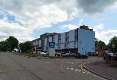 İngiltere, Birleşik Krallık - 15 Mayıs 2023: Trafikli İngiliz Şehir ve Yolu