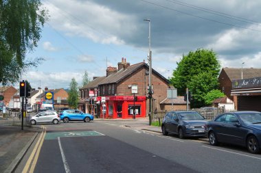 İngiltere, Birleşik Krallık - 15 Mayıs 2023: Trafikli İngiliz Şehir ve Yolu