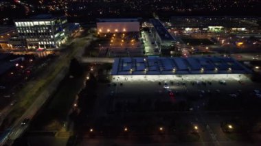 İngiltere, İngiltere - 28 Ocak 2023: Central Milton Keynes 'de Aydınlatılmış Yollar ve Trafik 