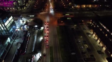 İngiltere, İngiltere - 28 Ocak 2023: Central Milton Keynes 'de Aydınlatılmış Yollar ve Trafik 