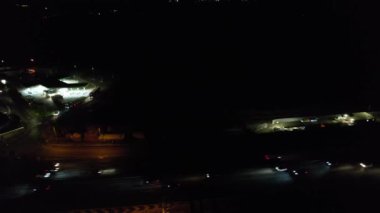 İngiltere, İngiltere - 28 Ocak 2023: Central Milton Keynes 'de Aydınlatılmış Yollar ve Trafik 