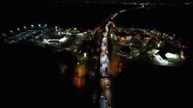 İngiltere, İngiltere - 28 Ocak 2023: Central Milton Keynes 'de Aydınlatılmış Yollar ve Trafik 