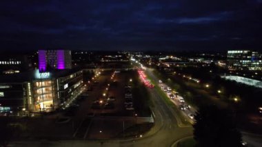 İngiltere, İngiltere - 28 Ocak 2023: Central Milton Keynes 'de Aydınlatılmış Yollar ve Trafik 