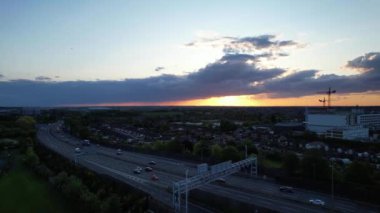 İngiltere, İngiltere - 15 Mayıs 2023: Günbatımında İngiliz Otoyollarının Yüksek Açı Görünümü