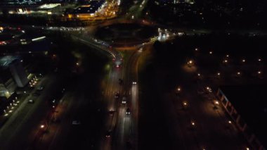 İngiltere, İngiltere - 28 Ocak 2023: Central Milton Keynes 'de Aydınlatılmış Yollar ve Trafik 