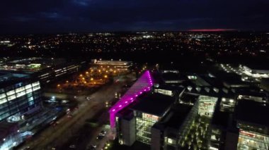 İngiltere, İngiltere - 28 Ocak 2023: Central Milton Keynes 'de Aydınlatılmış Yollar ve Trafik 