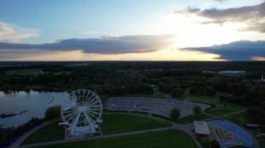 İngiltere 'nin Milton Keynes şehrindeki Willen Gölü ve Park' ın En İyi Hava Görüntüsü 11-Mayıs-2023 tarihlerinde Büyük Britanya. Günbatımında Hava Görüntüsü Drone 'un Kamerasıyla çekildi. 