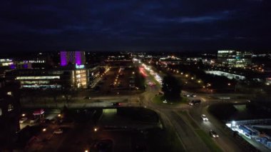 İngiltere, İngiltere - 28 Ocak 2023: Central Milton Keynes 'de Aydınlatılmış Yollar ve Trafik 