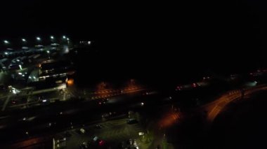 İngiltere, İngiltere - 28 Ocak 2023: Central Milton Keynes 'de Aydınlatılmış Yollar ve Trafik 