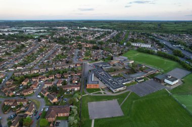 İngiltere, Birleşik Krallık - 15 Mayıs 2023: Günbatımında İngiliz Otoyolları