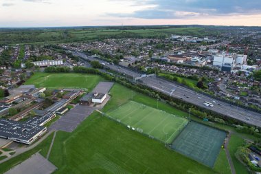 İngiltere, Birleşik Krallık - 15 Mayıs 2023: Günbatımında İngiliz Otoyolları