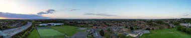Luton, İngiltere, Birleşik Krallık - 15 Mayıs 2023: Günbatımındaki Panoramik İngiliz Otoyolları 