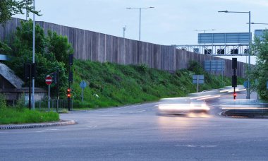 İngiltere, Birleşik Krallık - 15 Mayıs 2023: otoyolların uzun pozlu fotoğrafı. Gece trafiği