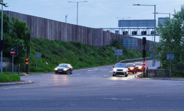 İngiltere, Birleşik Krallık - 15 Mayıs 2023: otoyolların uzun pozlu fotoğrafı. Gece trafiği