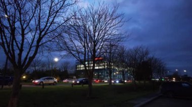 İngiltere, İngiltere - 28 Ocak 2023: Central Milton Keynes 'de Aydınlatılmış Yollar ve Trafik 