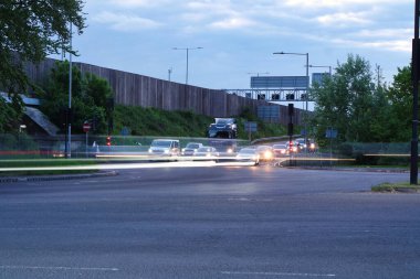 İngiltere, Birleşik Krallık - 15 Mayıs 2023: otoyolların uzun pozlu fotoğrafı. Gece trafiği