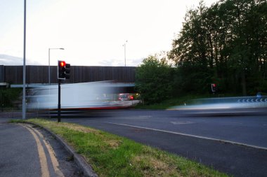İngiltere, Birleşik Krallık - 15 Mayıs 2023: otoyolların uzun pozlu fotoğrafı. Gece trafiği