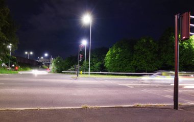 İngiltere, Birleşik Krallık - 15 Mayıs 2023: otoyolların uzun pozlu fotoğrafı. Gece trafiği