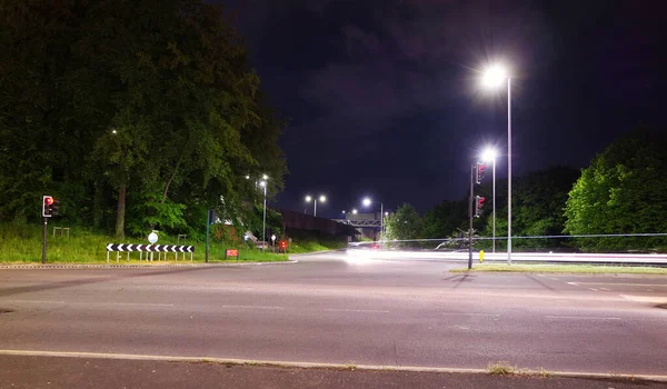 İngiltere, Birleşik Krallık - 15 Mayıs 2023: otoyolların uzun pozlu fotoğrafı. Gece trafiği