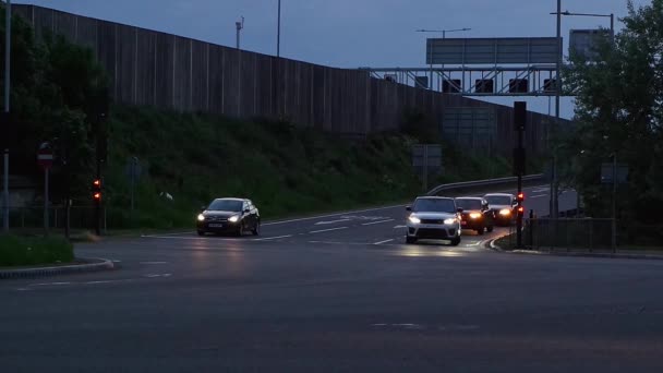 ピーク時の交通量の多いイギリスの高速道路 イギリスのルートン市でドローンのカメラで撮影された高角度映像 — ストック動画