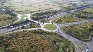 İngiltere - 20 Eylül 2022: British Highways with Traraffic at Peak Time, High Angle Video Luton City of England, M1 J11 Karayolları Kavşağı.