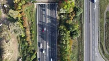 İngiltere - 20 Eylül 2022: British Highways with Traraffic at Peak Time, High Angle Video Luton City of England, M1 J11 Karayolları Kavşağı.