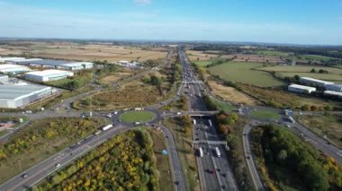 İngiltere - 20 Eylül 2022: British Highways with Traraffic at Peak Time, High Angle Video Luton City of England, M1 J11 Karayolları Kavşağı.