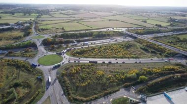 İngiltere - 20 Eylül 2022: British Highways with Traraffic at Peak Time, High Angle Video Luton City of England, M1 J11 Karayolları Kavşağı.