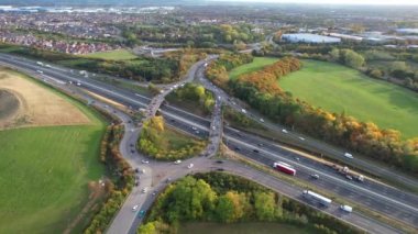 İngiltere - 20 Eylül 2022: British Highways with Traraffic at Peak Time, High Angle Video Luton City of England, M1 J11 Karayolları Kavşağı.