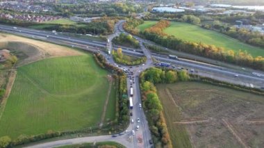 İngiltere - 20 Eylül 2022: British Highways with Traraffic at Peak Time, High Angle Video Luton City of England, M1 J11 Karayolları Kavşağı.