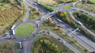 İngiltere - 20 Eylül 2022: British Highways with Traraffic at Peak Time, High Angle Video Luton City of England, M1 J11 Karayolları Kavşağı.