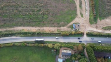 İngiltere - 20 Eylül 2022: British Highways with Traraffic at Peak Time, High Angle Video Luton City of England, M1 J11 Karayolları Kavşağı.