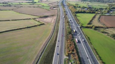 İngiltere - 20 Eylül 2022: British Highways with Traraffic at Peak Time, High Angle Video Luton City of England, M1 J11 Karayolları Kavşağı.