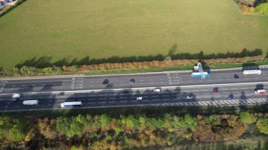 İngiltere - 20 Eylül 2022: British Highways with Traraffic at Peak Time, High Angle Video Luton City of England, M1 J11 Karayolları Kavşağı.