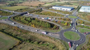 İngiltere - 20 Eylül 2022: British Highways with Traraffic at Peak Time, High Angle Video Luton City of England, M1 J11 Karayolları Kavşağı.