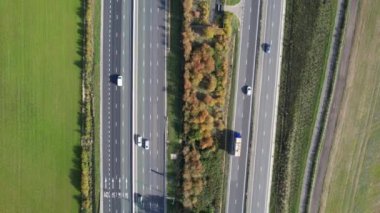 İngiltere - 20 Eylül 2022: British Highways with Traraffic at Peak Time, High Angle Video Luton City of England, M1 J11 Karayolları Kavşağı.