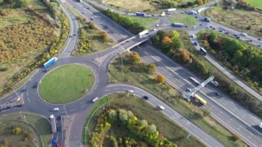 İngiltere - 20 Eylül 2022: British Highways with Traraffic at Peak Time, High Angle Video Luton City of England, M1 J11 Karayolları Kavşağı.