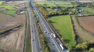 İngiltere - 20 Eylül 2022: British Highways with Traraffic at Peak Time, High Angle Video Luton City of England, M1 J11 Karayolları Kavşağı.